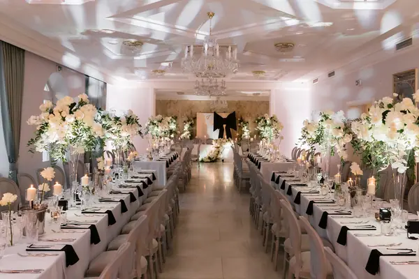 Sala weselna w pełnej dekoracji — Wedding Design
