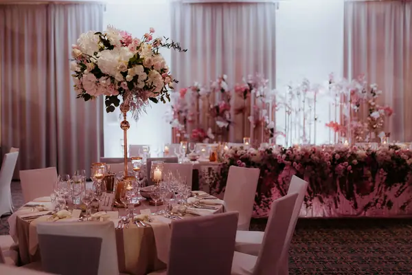 Sala weselna w pełnej dekoracji — Wedding Design