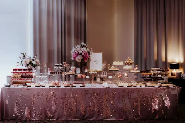 Sala weselna w pełnej dekoracji — Wedding Design