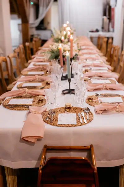 Jeden długi stół w pudrowym różu — Wedding Design